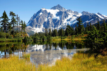 Fototapeta na wymiar Mt. Shuksan and reflections in Picture Lake in autumn in Washington state 