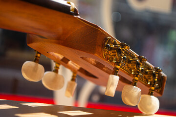 Clavijero de guitarra criolla con luz solar