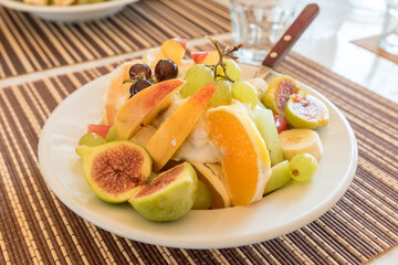 Greek yogurt with fruit and honey