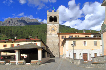 Fototapeta premium PIAZZA CON TORRE CIVICA A BORMIO ITALIA, , SQUARE WITH CIVIC TOWER IN BORMIO ITALY 