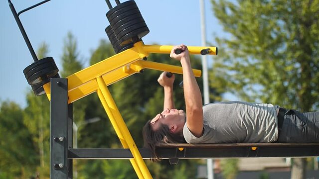 Man trining top part of pectoral muscules in park