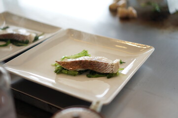 1인분에 10만원 하는 스테이크 정식인데 맛있다