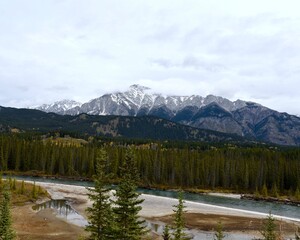 Fototapeta premium A VIEW OF THE BOW RIVER IN THE CANADIAN ROCKIES NEAR BANFF