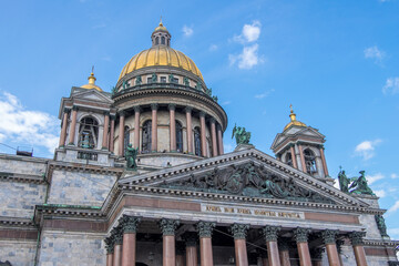 Fototapeta na wymiar Vista de la catedral de San Isaac en la ciudad de San Petersburgo, Rusia