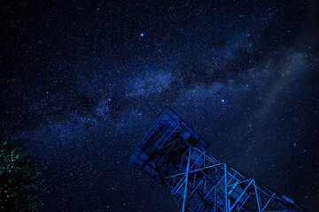 Milchstrasse auf der Schwäbischen Alb mit Gebäude im Vordergrund