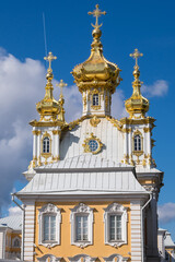 Fototapeta na wymiar Cúpulas doradas de uno de los edificios en el palacio de Peterhof, a las afueras de San Petersburgo, Rusia