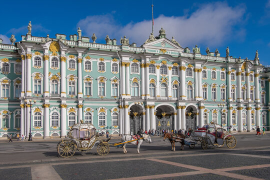 Plaza del Palacio y carros de caballo estacionados frente al Ermitage en la ciudad de San Petersburgo, Rusia