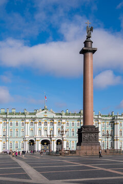 Vista de la torre de Alejandro en la plaza del palacio del Ermitage en San Petersburgo, Rusia