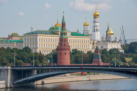 Vista del Kremlin desde el puente de Bolsh&oacute;i K&aacute;menny sobre el r&iacute;o Moscova en la ciudad de Mosc&uacute;, Rusia