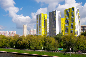 Fototapeta premium Modernos rascacielos junto al canal de Moscú en Rusia