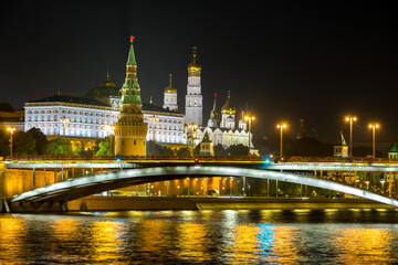 Vista nocturna del Kremlin y del río Moscova, en Moscú, Rusia