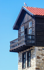 drewniany domek mewa na dachu