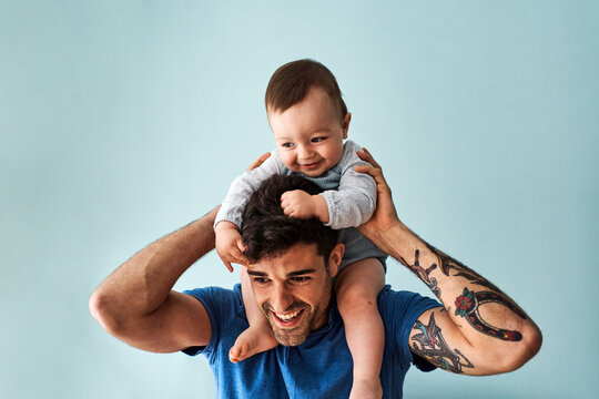 Dad with his baby on his shoulders at home