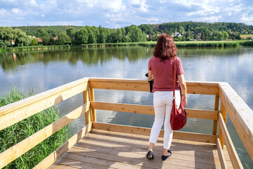 Junge Frau schaut auf den Hainspitzer See in Thüringen