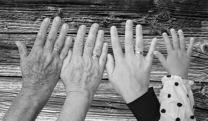 Schwarz-Weißaufnahme von vier Hände im Alter von jeweils 93 Jahren, 63 Jahren, 33 Jahren und 2...