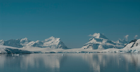 Obraz premium Paraiso Bay mountains landscape, Antartic Península.