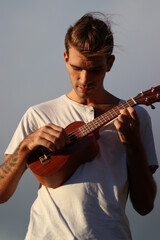 Fototapeta premium Tocando ukelele