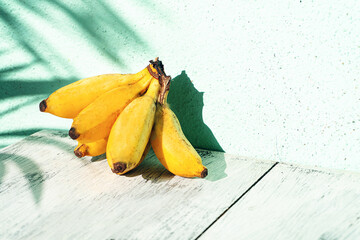 Banany kiść, owoc tropikalny na jasnym tle. © insomniafoto
