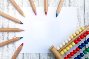 Grundschule Konzept, table top view Hintergrund mit copy space, Schulbedarf, Abakus, Rechebrett,...