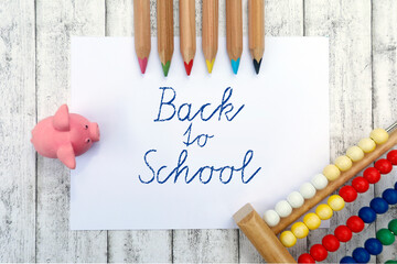 Back to School,  Hintergrund top view Konzept, mit Schulbedarf wie Stifte, Abakus, Rechenbrett und...