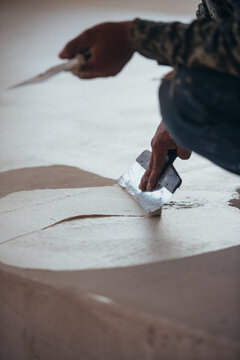 Contractor working with plaster or putty