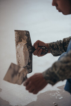 Contractor working with plaster or putty