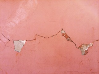Paint cracks pulse histogram shape on the pink wall