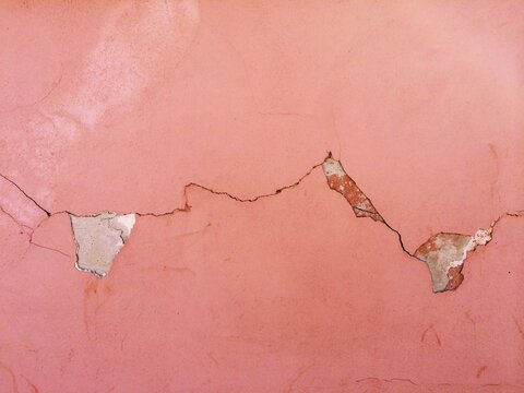 Paint cracks pulse histogram shape on the pink wall