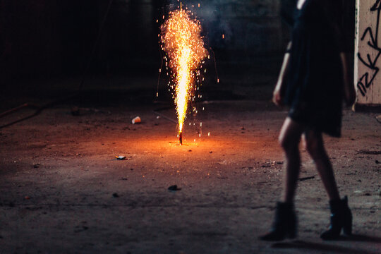 Sparkling smoking bomb