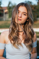 Naklejka premium Portrait of beautiful young woman at sunset