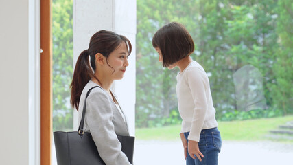 子供と話をするお母さん