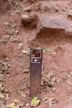 A no hiking sign