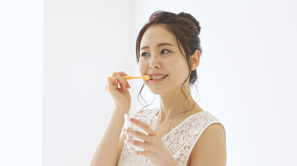 歯磨きする女性