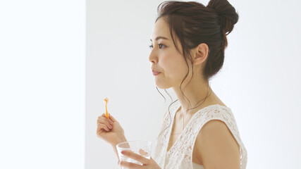Obraz na płótnie Canvas 歯磨きする女性