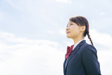 空を見上げる女子高生
