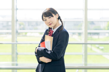 校内の女子高校生