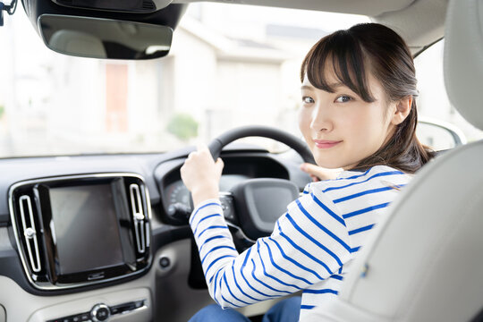自動車を運転する若い女性