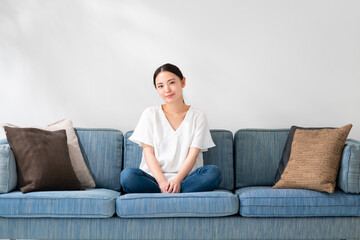 Obraz premium ソファ 女性