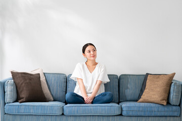 Obraz premium ソファ 女性