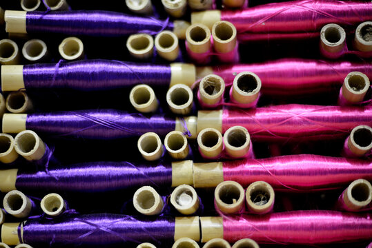 Spindles with different coloured yarn