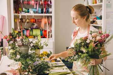 Florist collects the bouquet