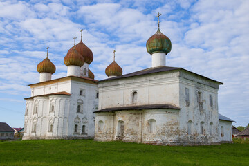 Fototapeta na wymiar Two ancient Orthodox churches close up on August morning. Kargopol, Russia