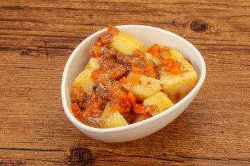 Roasted potato and beef with sauce