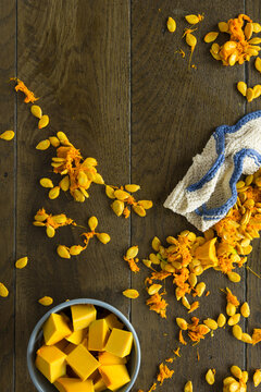 Cleaning up pumpkin seeds and pulp with handmade knitted dishclo