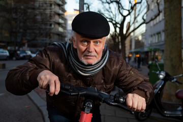 Mobiler Bestager auf einem E-Scooter