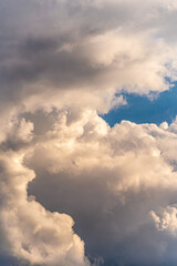 Wolkengebilde am Himmel blau weiss