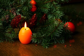 weihnachtsdeko aus naturmaterial  kerze zweige und zapfen