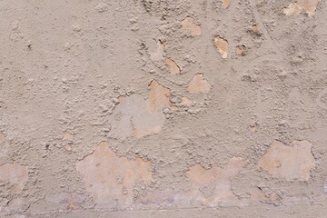 A wall loosing its top cemented layer makes it forming several geometrical shapes