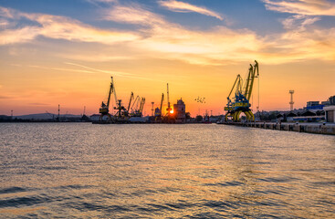 Obraz premium sunset at the pier in Burgas city