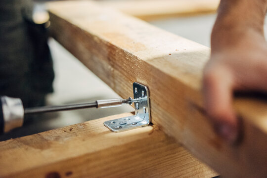 Builder using an electric screwdriver